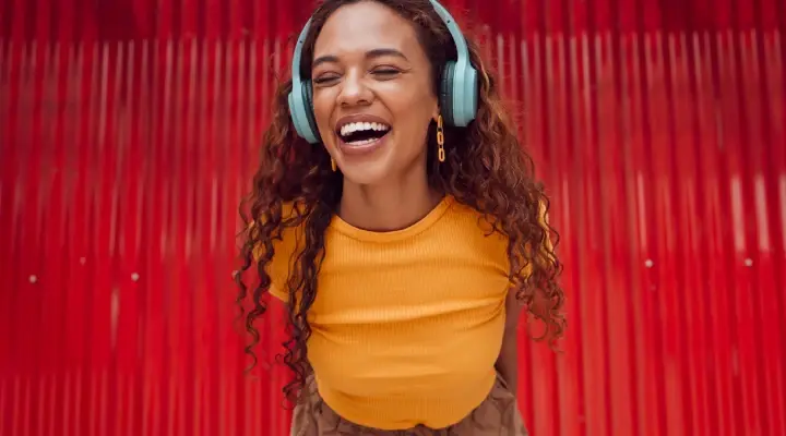 happy_with_headphones_Thumbnail